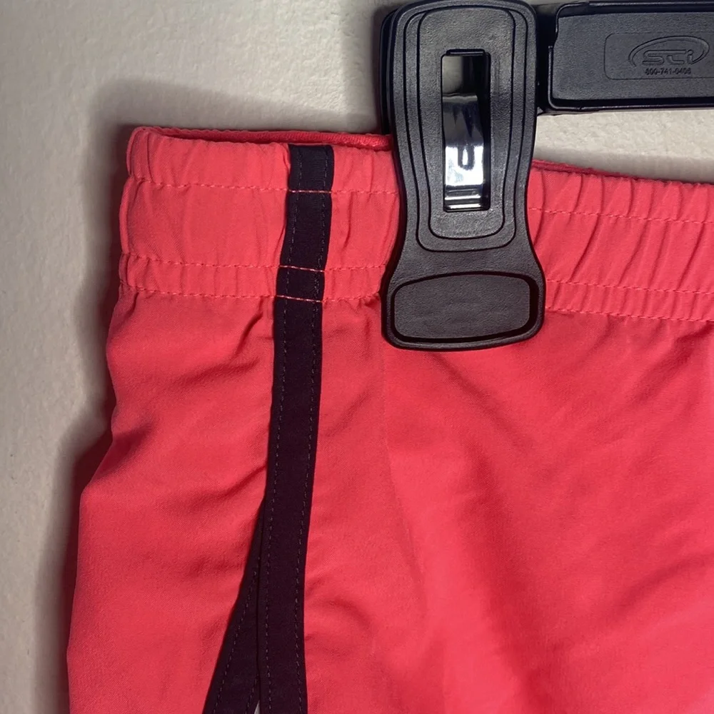 Under Armour semi-fitted lined mesh inset athletic running shorts size S